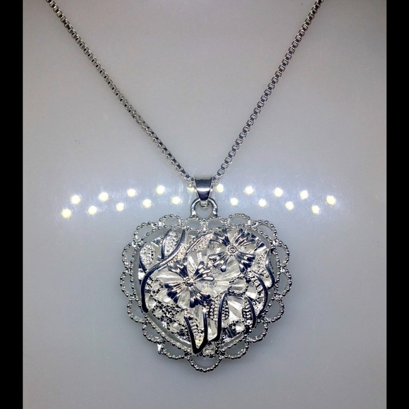 Rare Silver Heart W/Crosses & Wire Design & Loops Along Trim Of Pendant Necklace - Picture 6 of 6